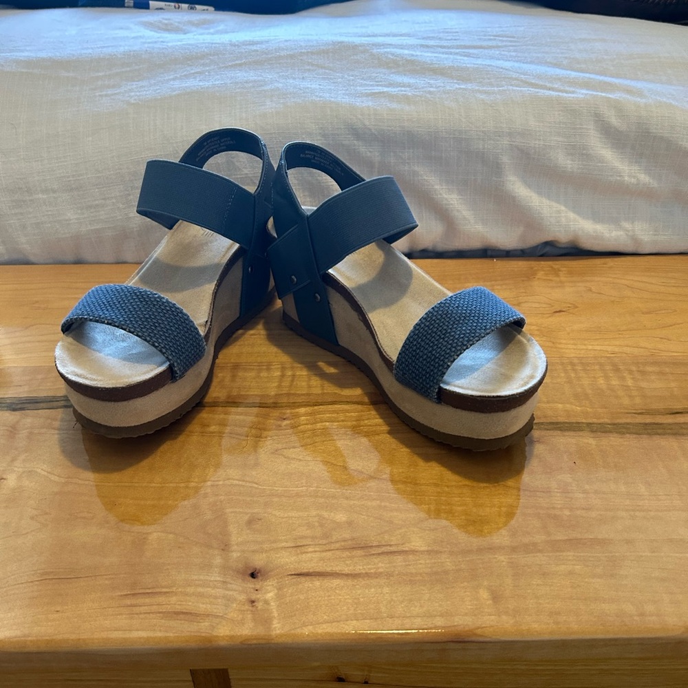 Elegant Navy Wedge Sandals